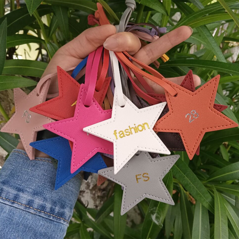 Monogram Keychain Leather - 1ชิ้นฟรีชื่อย่อห้าแฉกหนังกระเป๋าจี้ดาวหนังpuจี้กระเป๋าจี้ของขวัญหนังหัวเข็มขัดพวงกุญแจ