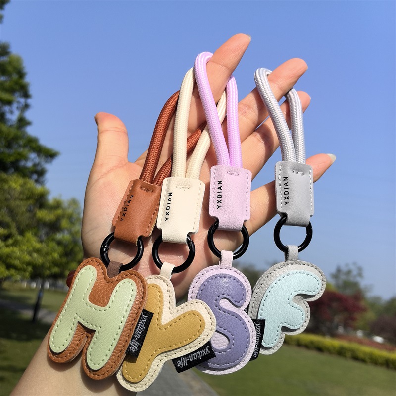 Monogram Keychain Leather - A ถึง Z หนังเริ่มต้นพวงกุญแจ Braied สายรัดข้อมือจี้