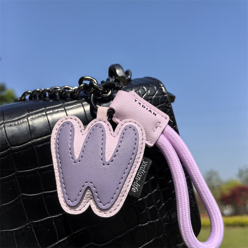 A ถึง Z หนังเริ่มต้นพวงกุญแจ B - Monogram Keychain Leather บทวิจารณ์และราคา